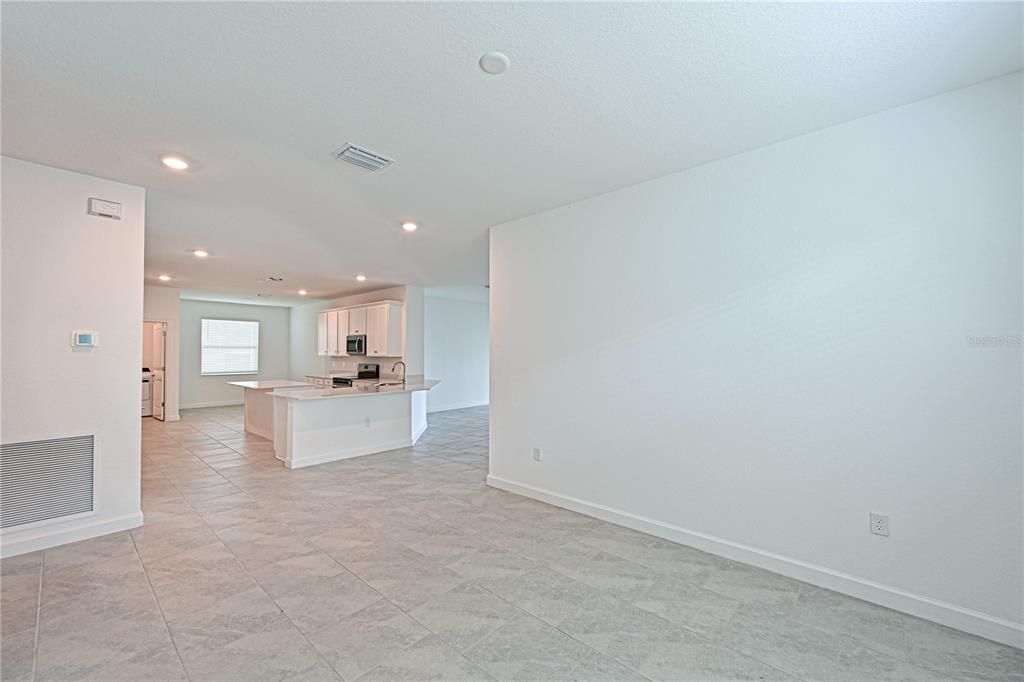 Под контрактом: $478,197 (4 спален, 3 ванн, 2267 Квадратных фут)