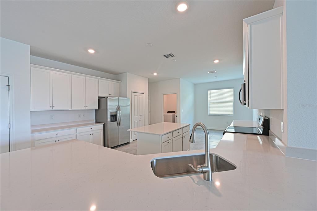 Под контрактом: $478,197 (4 спален, 3 ванн, 2267 Квадратных фут)