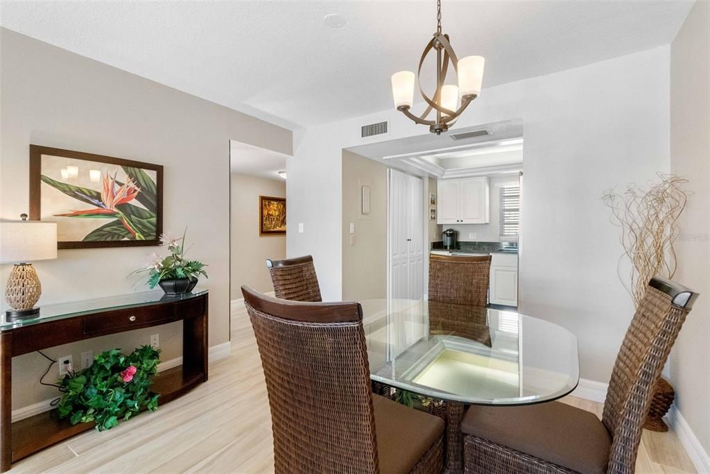 待售: $699,000 (1 贝兹, 1 浴室, 956 平方英尺)