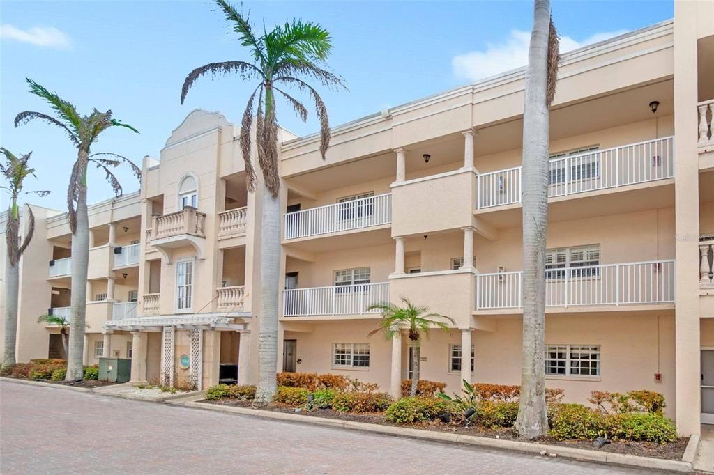 待售: $699,000 (1 贝兹, 1 浴室, 956 平方英尺)