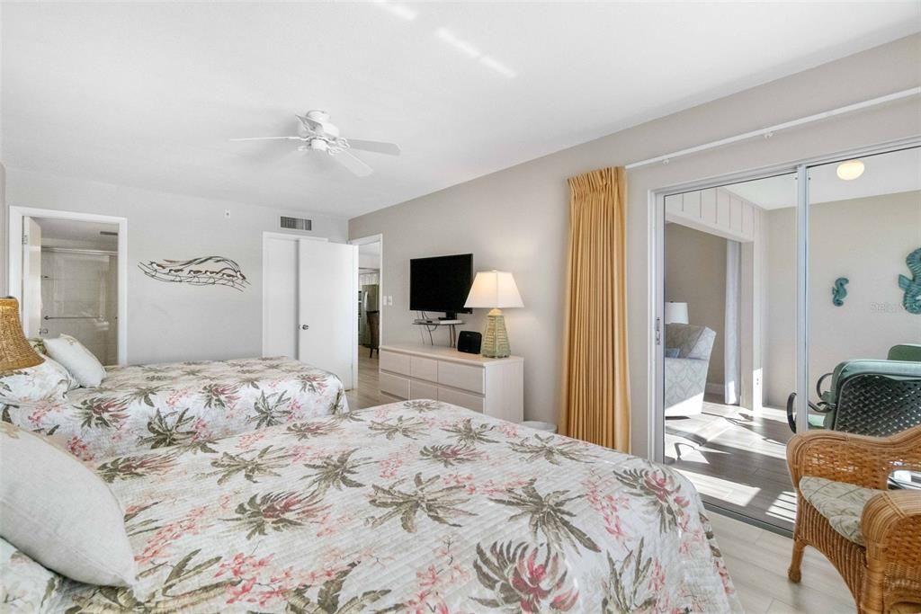 待售: $699,000 (1 贝兹, 1 浴室, 956 平方英尺)