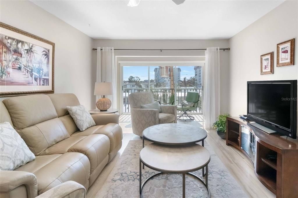 待售: $699,000 (1 贝兹, 1 浴室, 956 平方英尺)