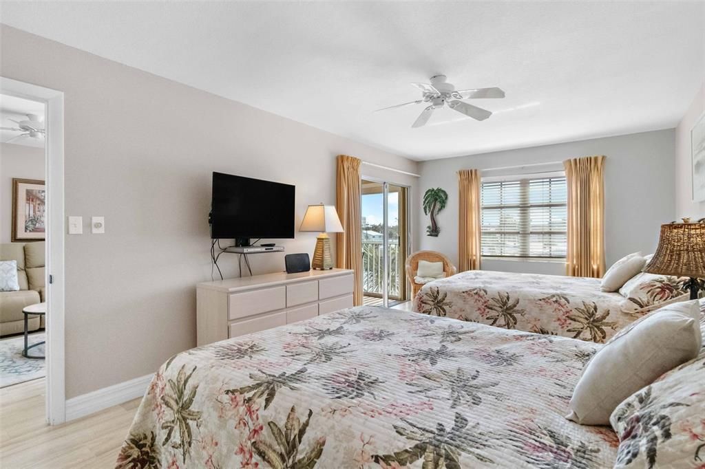 待售: $699,000 (1 贝兹, 1 浴室, 956 平方英尺)