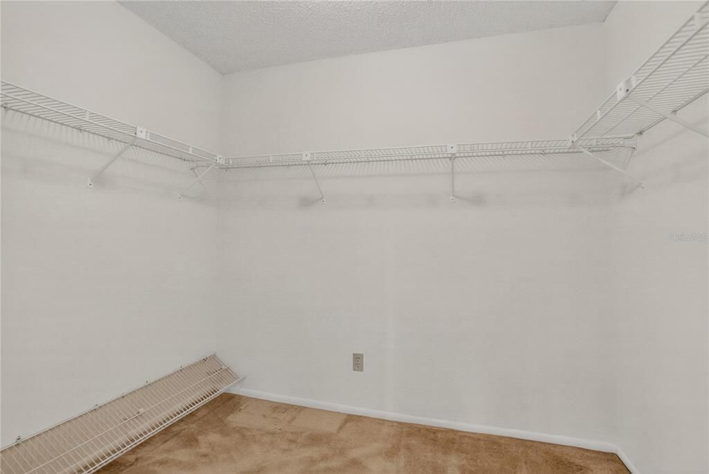 Activo con contrato: $625,000 (4 camas, 3 baños, 2449 Pies cuadrados)