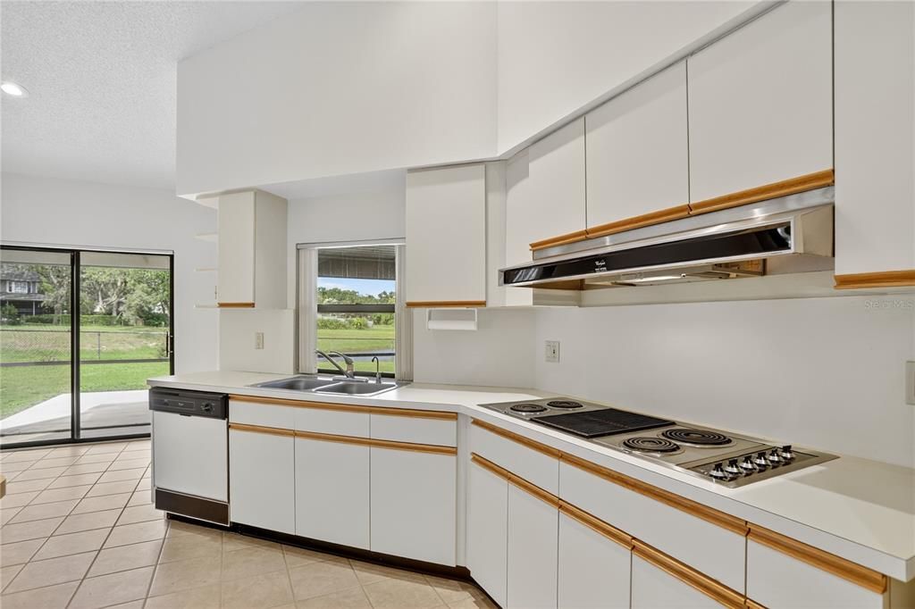 Activo con contrato: $625,000 (4 camas, 3 baños, 2449 Pies cuadrados)