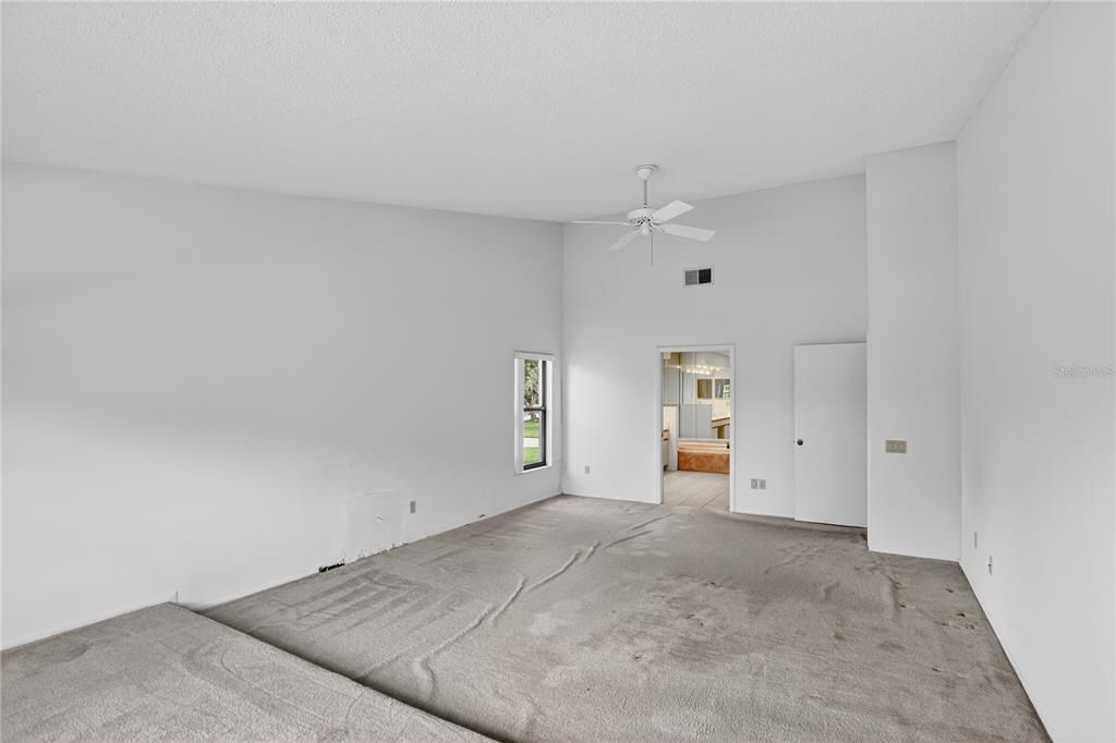 Activo con contrato: $625,000 (4 camas, 3 baños, 2449 Pies cuadrados)