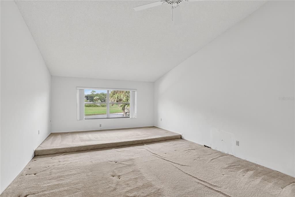 Activo con contrato: $625,000 (4 camas, 3 baños, 2449 Pies cuadrados)