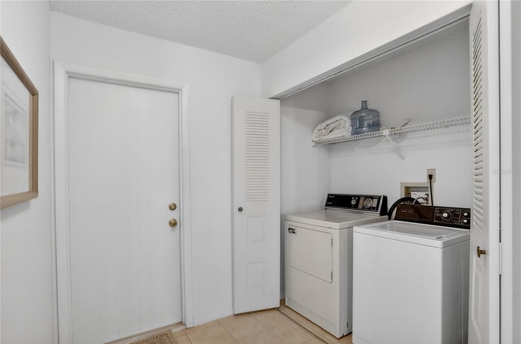 Activo con contrato: $625,000 (4 camas, 3 baños, 2449 Pies cuadrados)