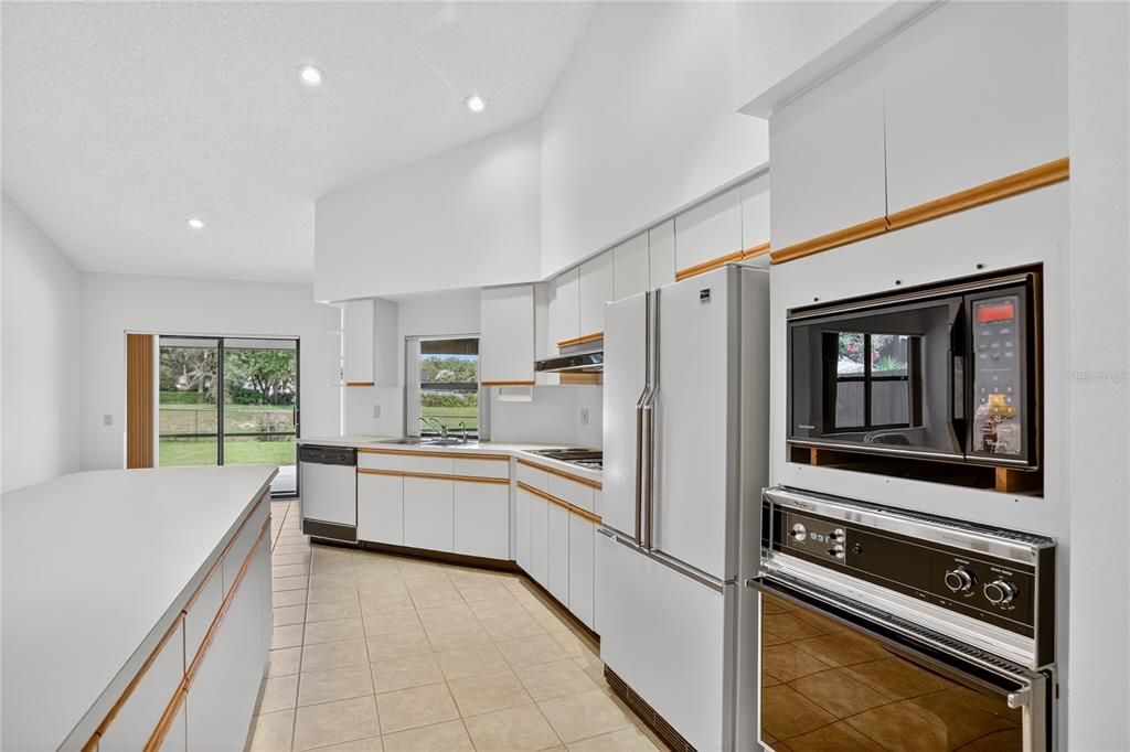 Activo con contrato: $625,000 (4 camas, 3 baños, 2449 Pies cuadrados)