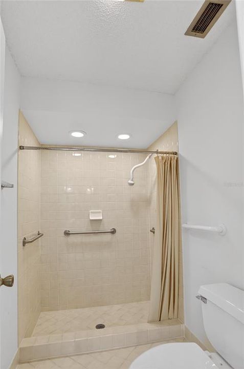 Activo con contrato: $625,000 (4 camas, 3 baños, 2449 Pies cuadrados)