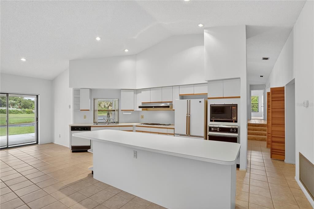 Activo con contrato: $625,000 (4 camas, 3 baños, 2449 Pies cuadrados)