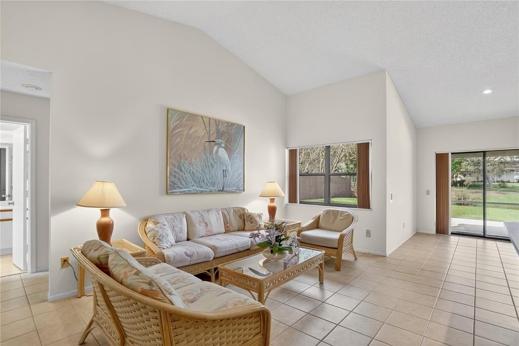 Activo con contrato: $625,000 (4 camas, 3 baños, 2449 Pies cuadrados)