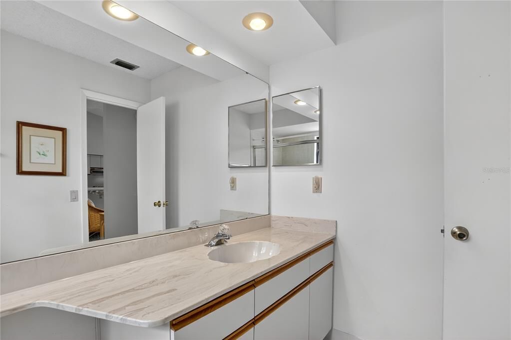 Activo con contrato: $625,000 (4 camas, 3 baños, 2449 Pies cuadrados)