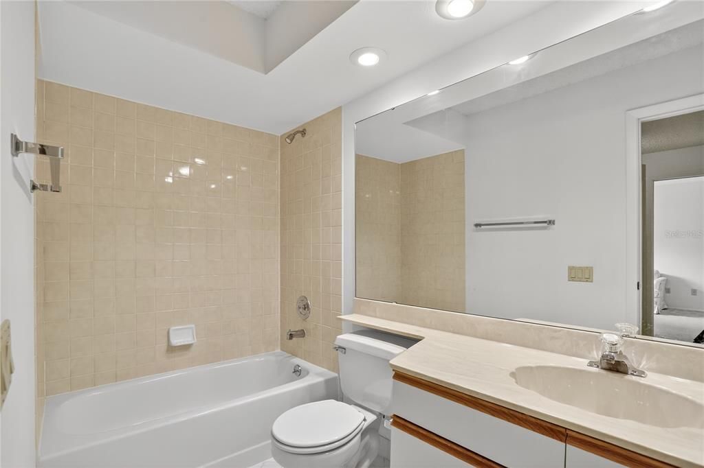 Activo con contrato: $625,000 (4 camas, 3 baños, 2449 Pies cuadrados)