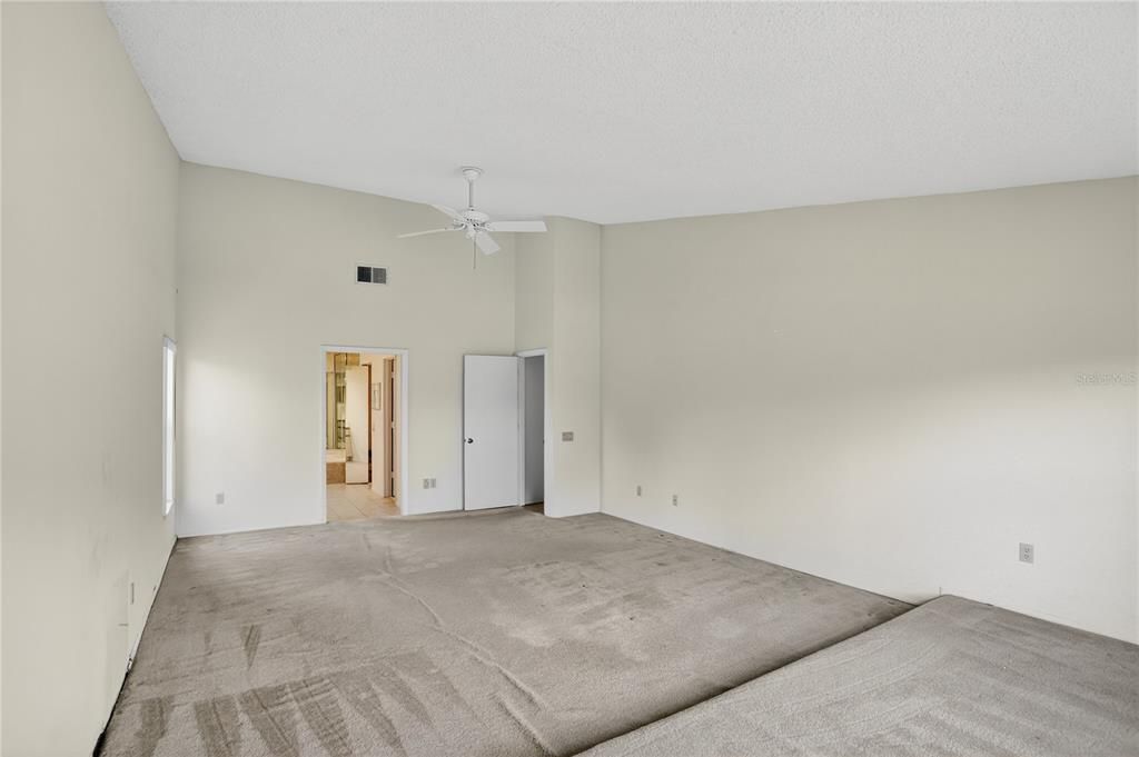 Activo con contrato: $625,000 (4 camas, 3 baños, 2449 Pies cuadrados)