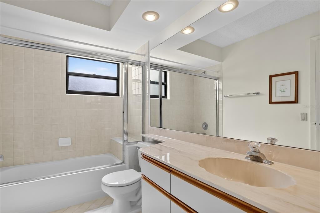 Activo con contrato: $625,000 (4 camas, 3 baños, 2449 Pies cuadrados)