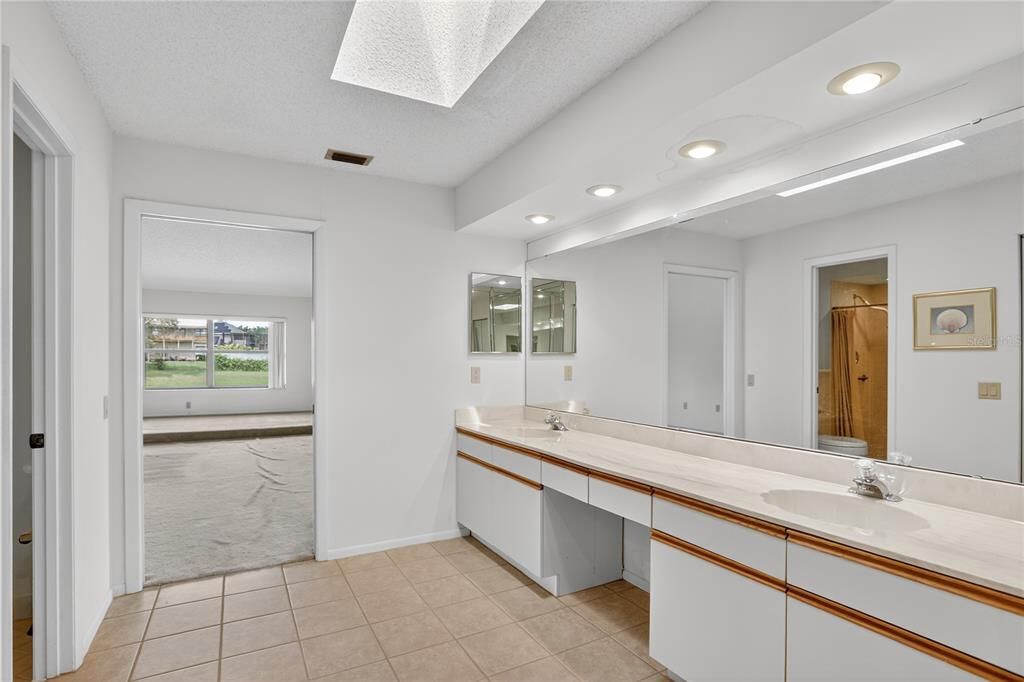 Activo con contrato: $625,000 (4 camas, 3 baños, 2449 Pies cuadrados)