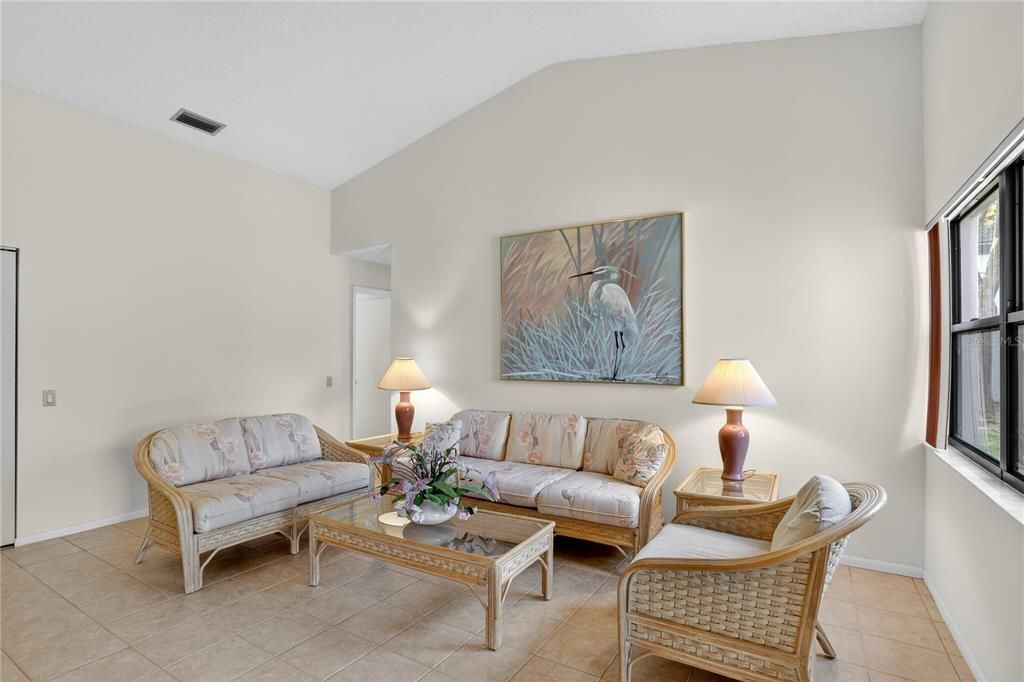 Activo con contrato: $625,000 (4 camas, 3 baños, 2449 Pies cuadrados)