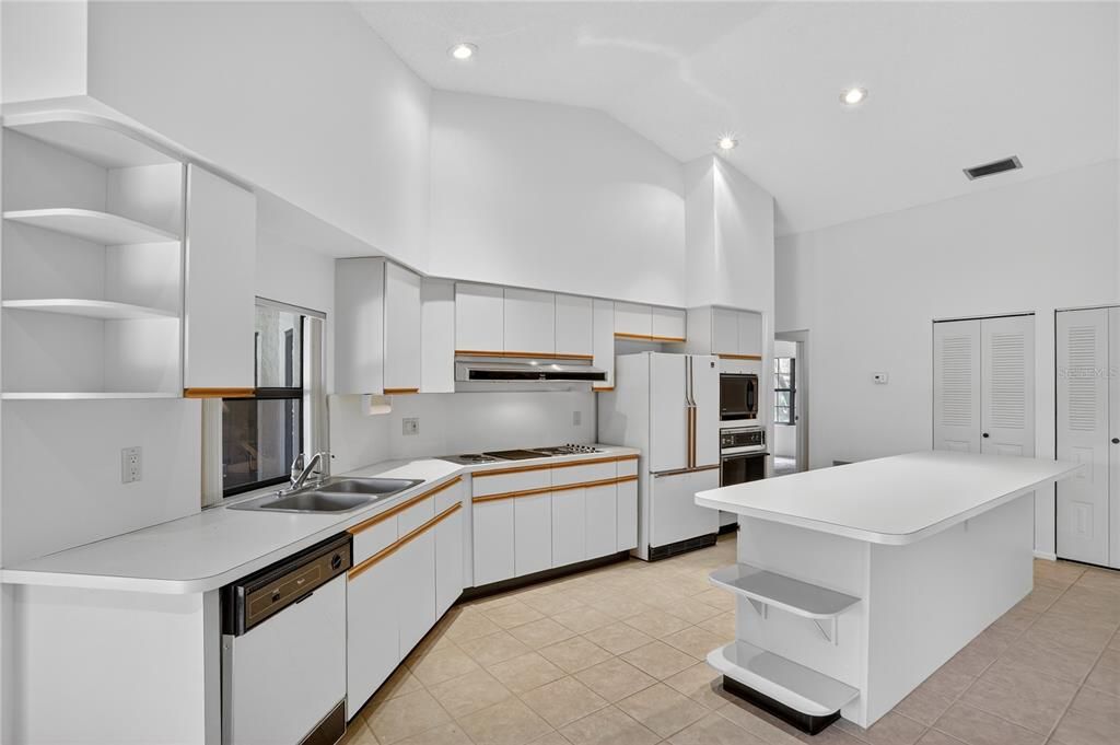 Activo con contrato: $625,000 (4 camas, 3 baños, 2449 Pies cuadrados)