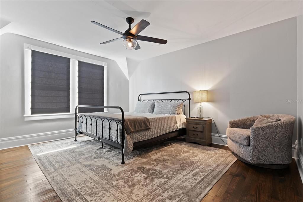 For Rent: $4,999 (5 beds, 3 baths, 2055 Square Feet)