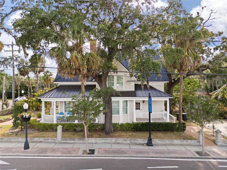 For Rent: $4,999 (5 beds, 3 baths, 2055 Square Feet)