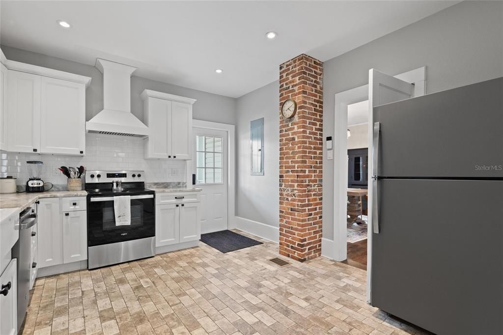 For Rent: $4,999 (5 beds, 3 baths, 2055 Square Feet)