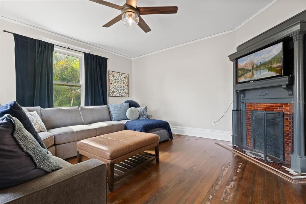 For Rent: $4,999 (5 beds, 3 baths, 2055 Square Feet)