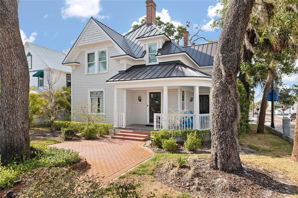 For Rent: $4,999 (5 beds, 3 baths, 2055 Square Feet)