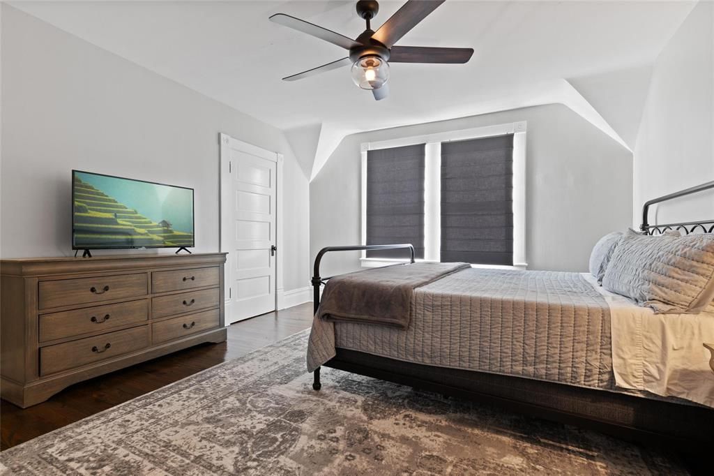 For Rent: $4,999 (5 beds, 3 baths, 2055 Square Feet)