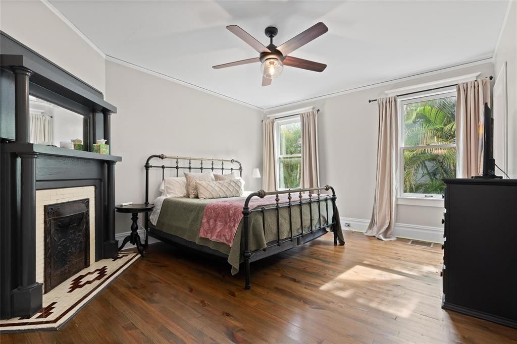 For Rent: $4,999 (5 beds, 3 baths, 2055 Square Feet)