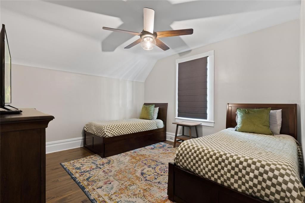 For Rent: $4,999 (5 beds, 3 baths, 2055 Square Feet)