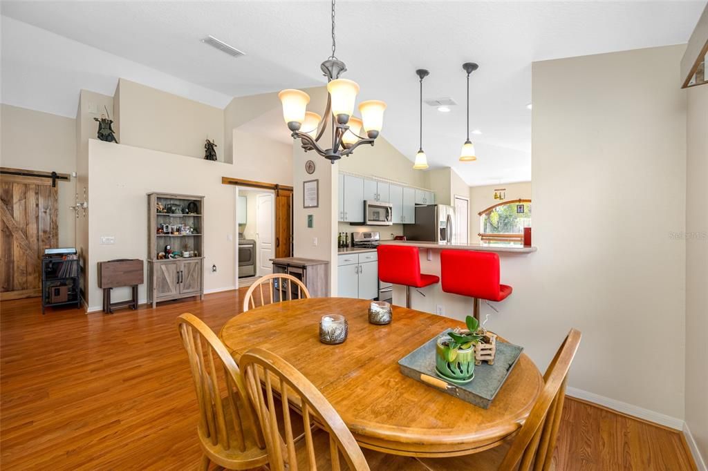 合同活跃: $410,000 (3 贝兹, 2 浴室, 1640 平方英尺)