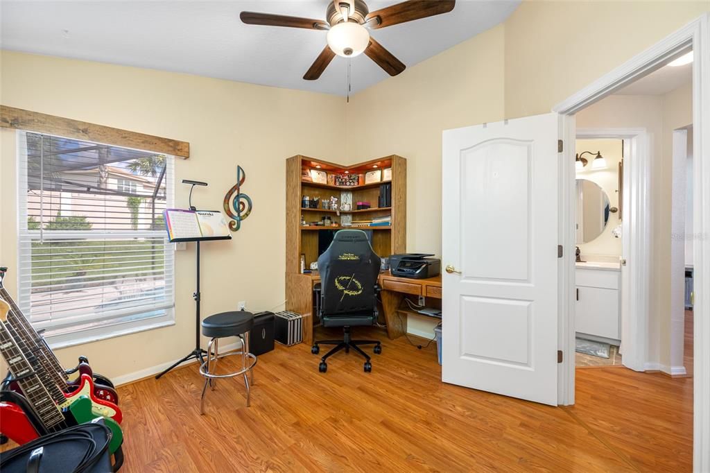 合同活跃: $410,000 (3 贝兹, 2 浴室, 1640 平方英尺)