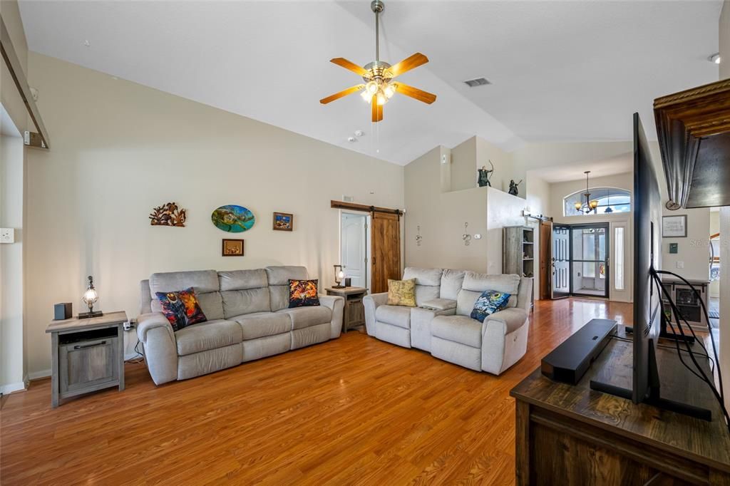 合同活跃: $410,000 (3 贝兹, 2 浴室, 1640 平方英尺)