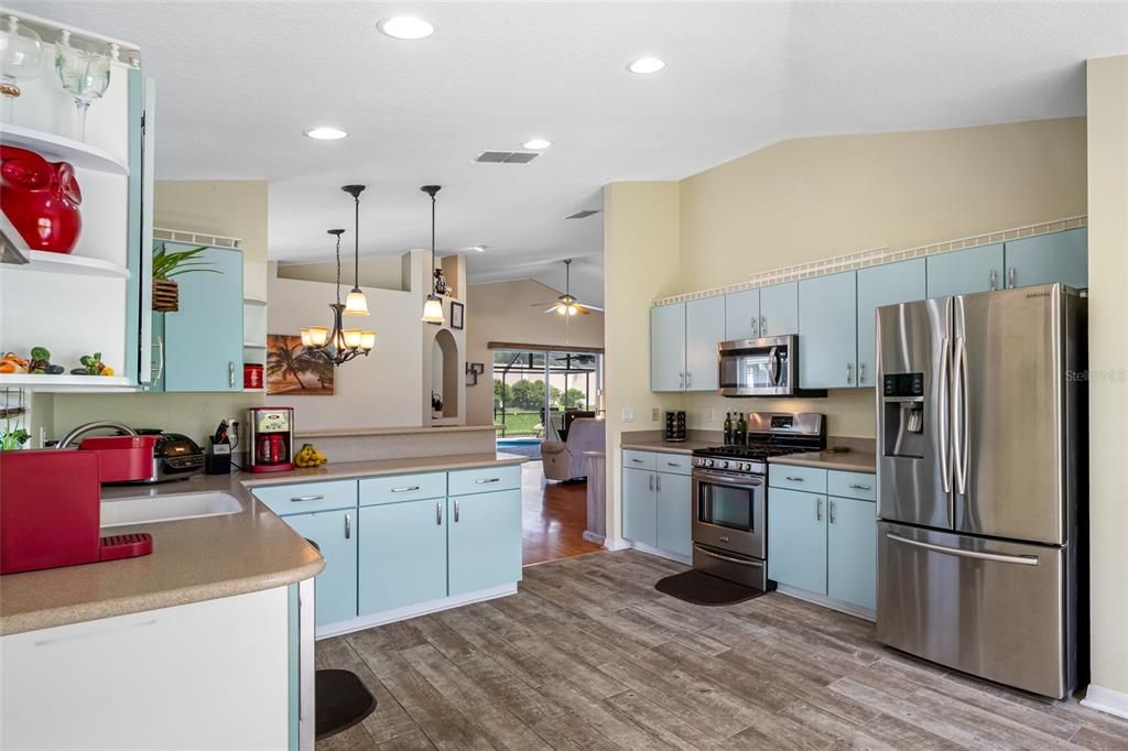 合同活跃: $410,000 (3 贝兹, 2 浴室, 1640 平方英尺)