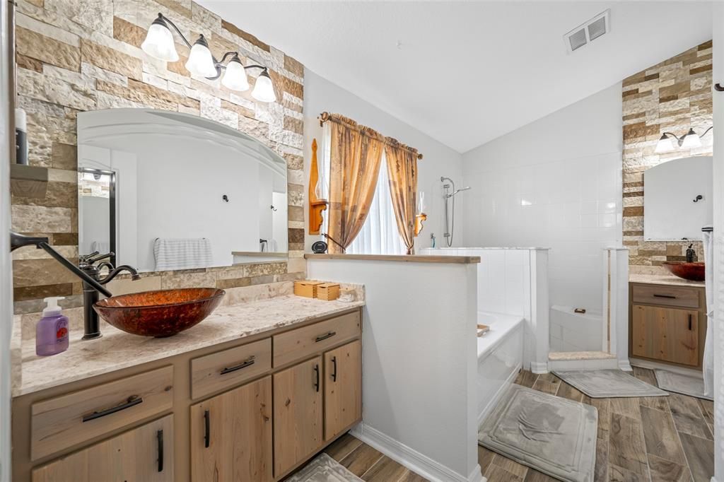 合同活跃: $410,000 (3 贝兹, 2 浴室, 1640 平方英尺)