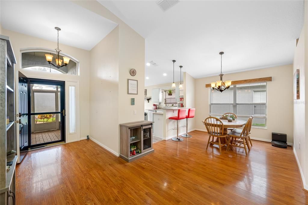 合同活跃: $410,000 (3 贝兹, 2 浴室, 1640 平方英尺)