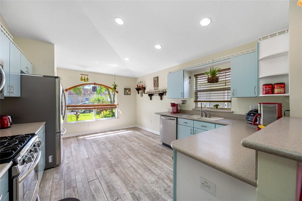 合同活跃: $410,000 (3 贝兹, 2 浴室, 1640 平方英尺)