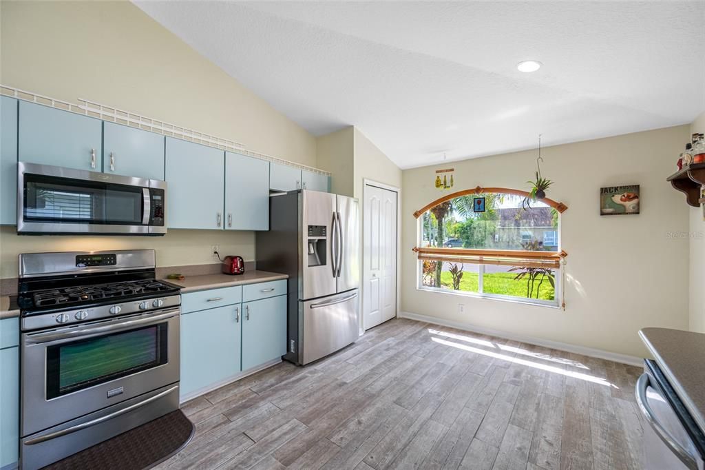 合同活跃: $410,000 (3 贝兹, 2 浴室, 1640 平方英尺)