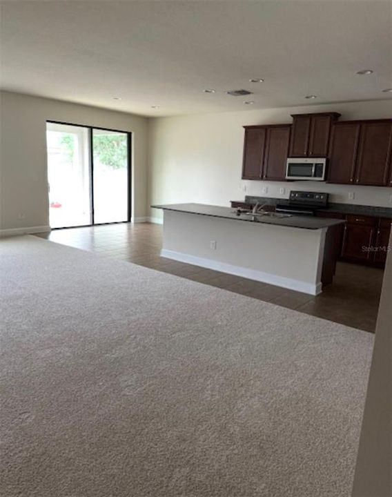 Activo con contrato: $464,000 (5 camas, 3 baños, 2666 Pies cuadrados)