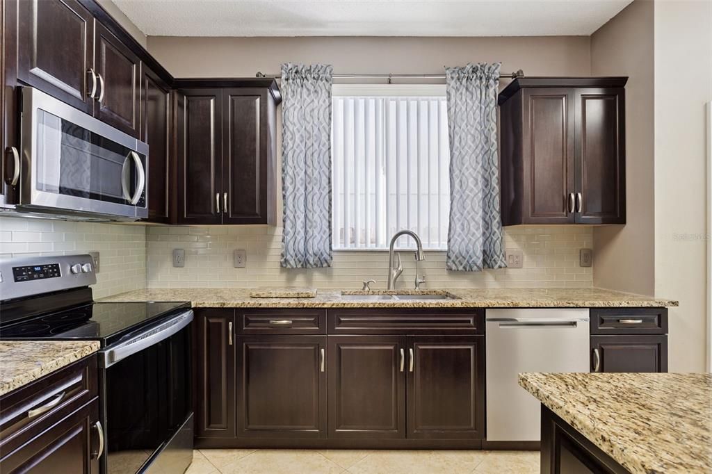 Activo con contrato: $444,900 (3 camas, 2 baños, 1630 Pies cuadrados)