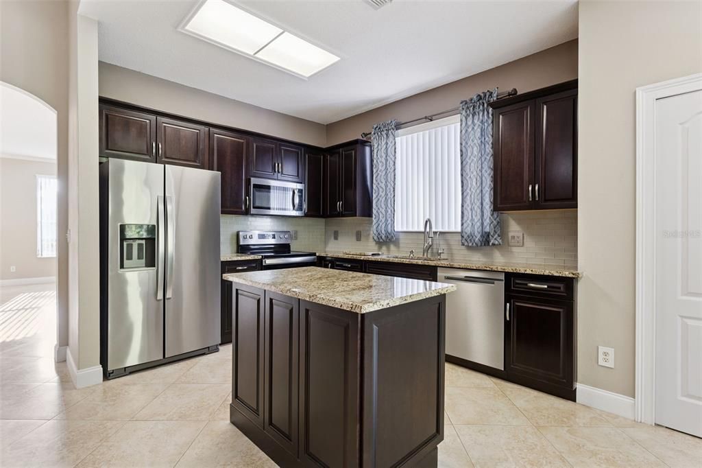 Activo con contrato: $444,900 (3 camas, 2 baños, 1630 Pies cuadrados)