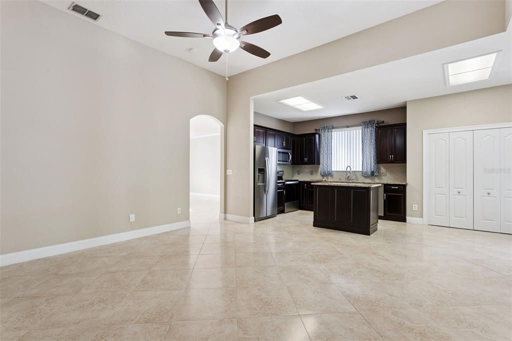 Activo con contrato: $444,900 (3 camas, 2 baños, 1630 Pies cuadrados)