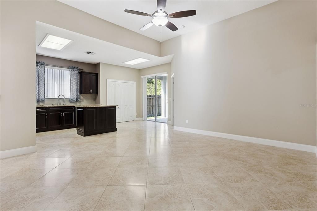 Activo con contrato: $444,900 (3 camas, 2 baños, 1630 Pies cuadrados)