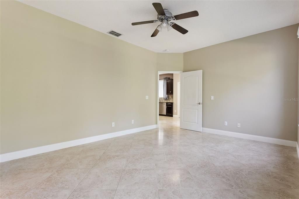 Activo con contrato: $444,900 (3 camas, 2 baños, 1630 Pies cuadrados)