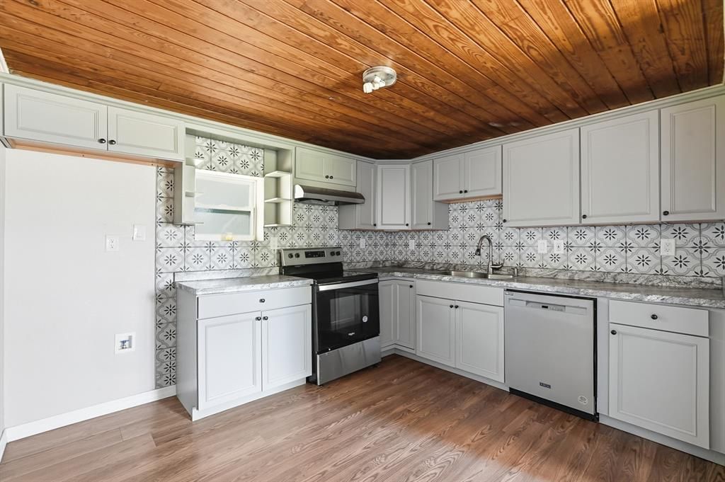 待售: $160,000 (2 贝兹, 1 浴室, 748 平方英尺)