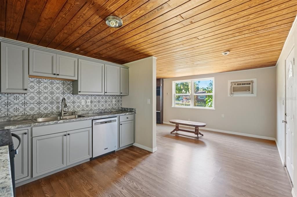 待售: $160,000 (2 贝兹, 1 浴室, 748 平方英尺)