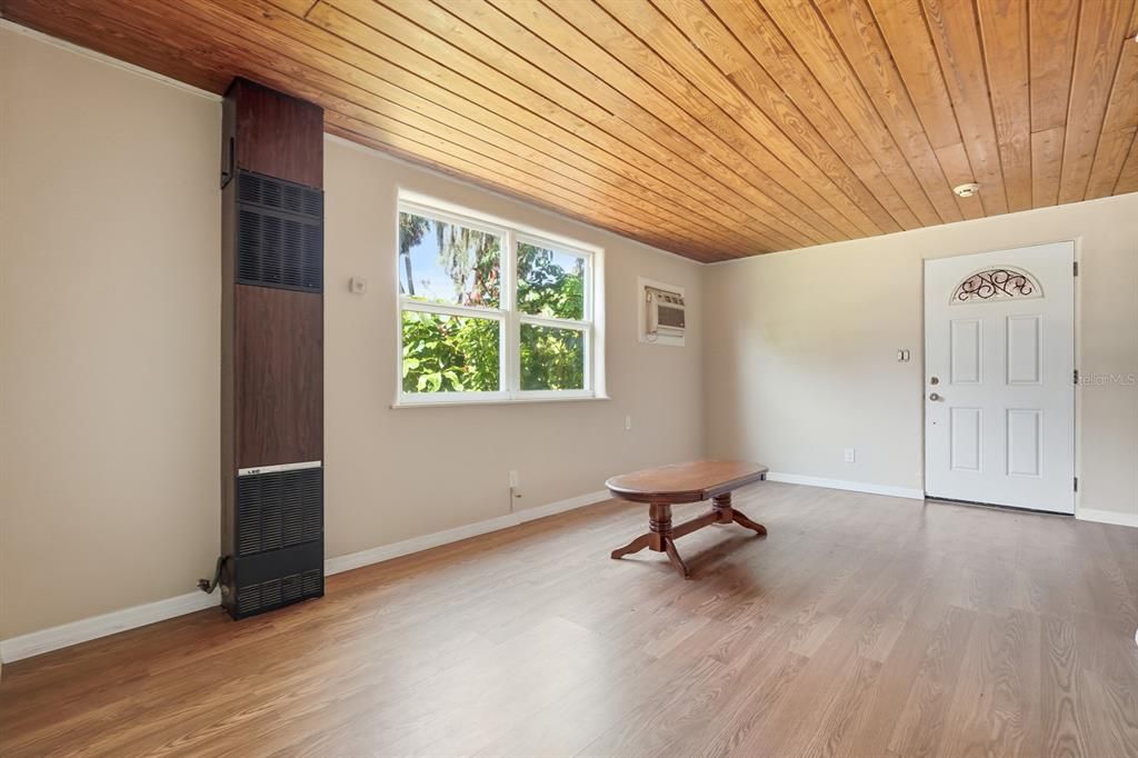 待售: $160,000 (2 贝兹, 1 浴室, 748 平方英尺)