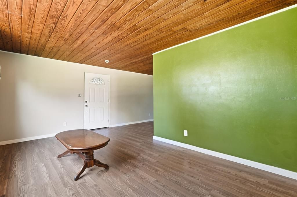 待售: $160,000 (2 贝兹, 1 浴室, 748 平方英尺)