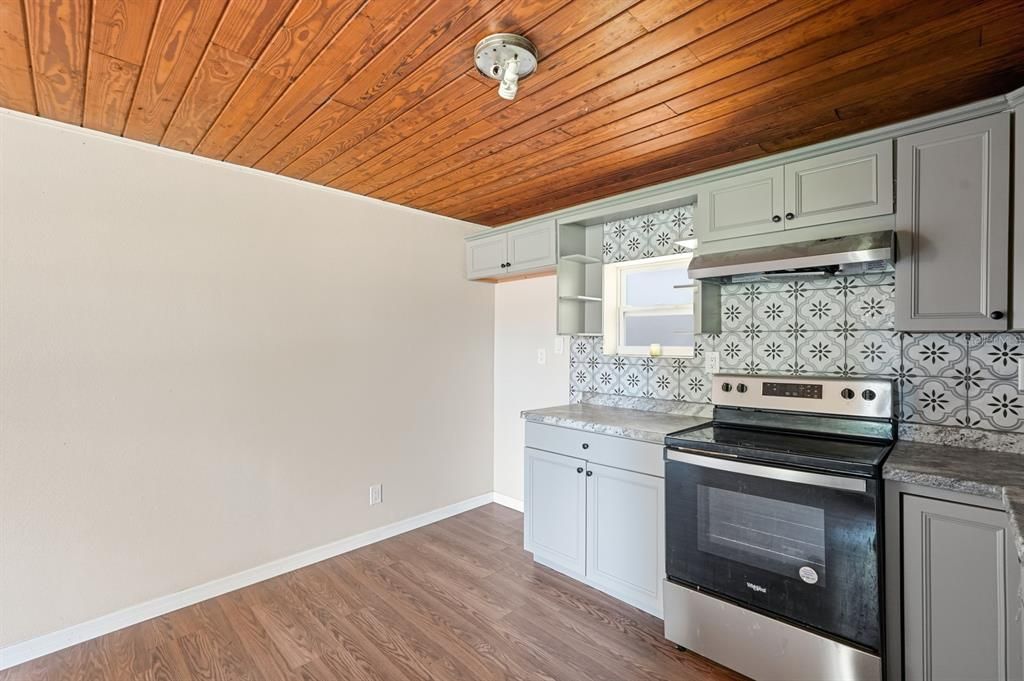 待售: $160,000 (2 贝兹, 1 浴室, 748 平方英尺)